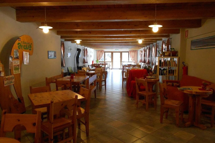 Dining 9 of 13