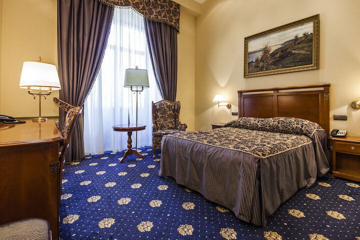 Room 10 of 90