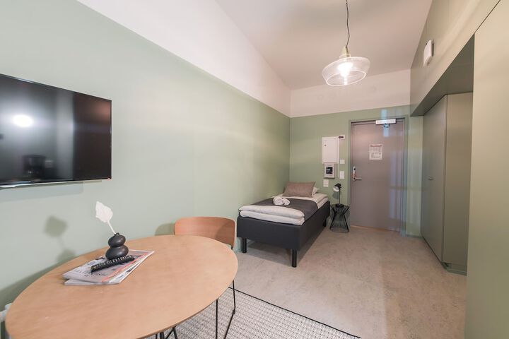 Room 2 of 77