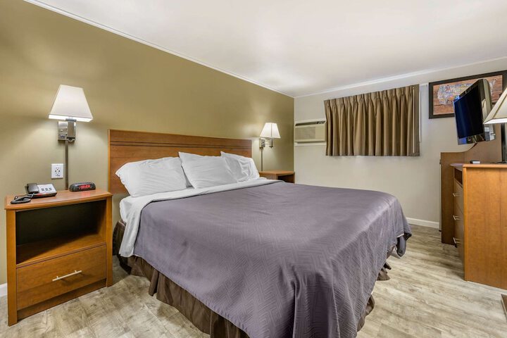 1 King Bed (6 of 12)