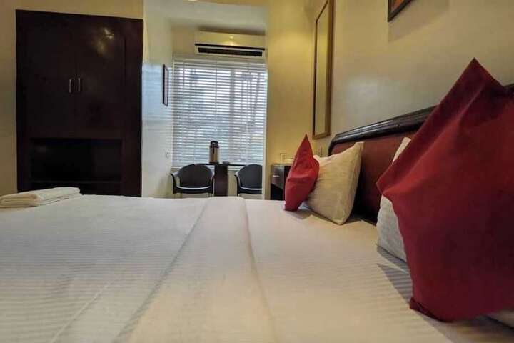 Room 8 of 12