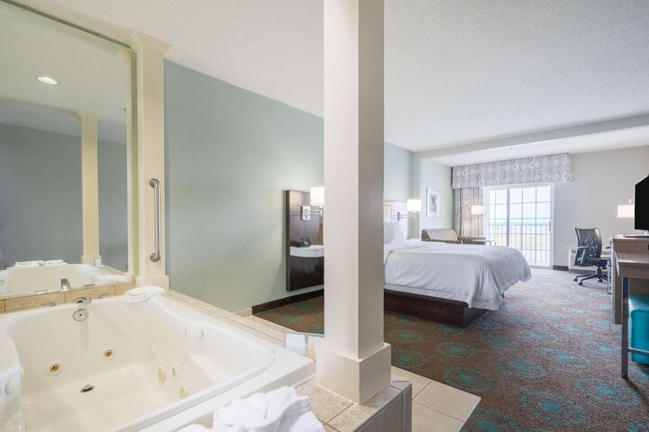 1 King Balcony Mobility Hearing Accessible Tub (3 of 19)