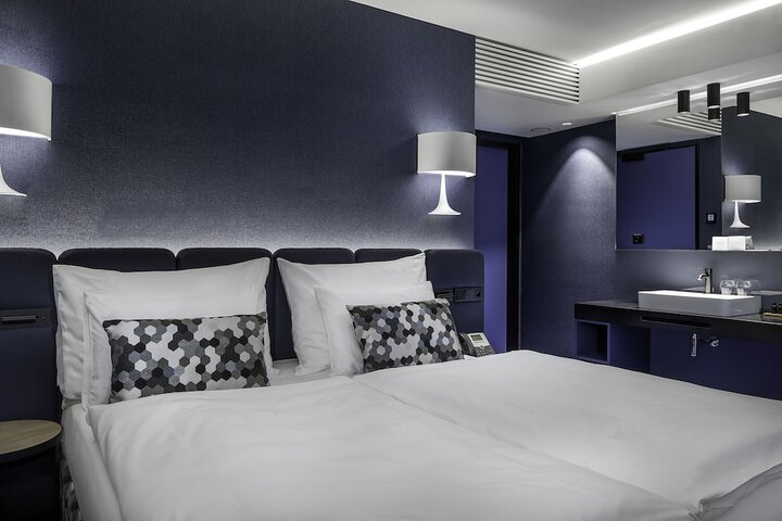 Room 6 of 42