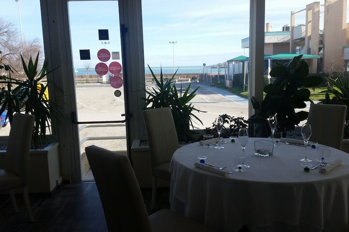 Dining 37 of 41