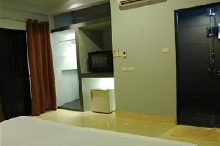 Room 6 of 8