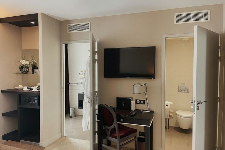 Room 16 of 37