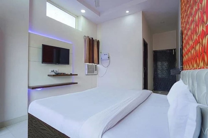 Room 5 of 8