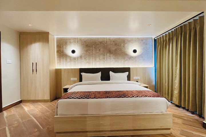 Room 11 of 16