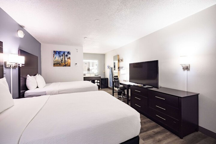 2 Double Beds (13 of 18)