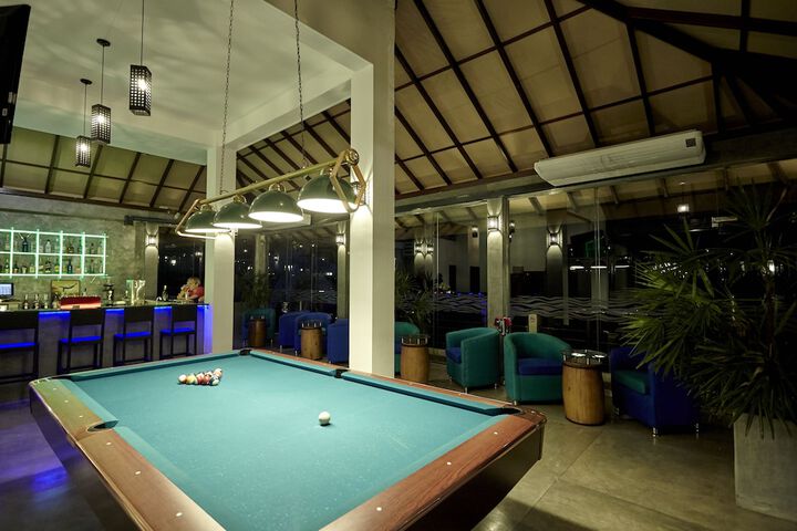 Lounge 41 of 53