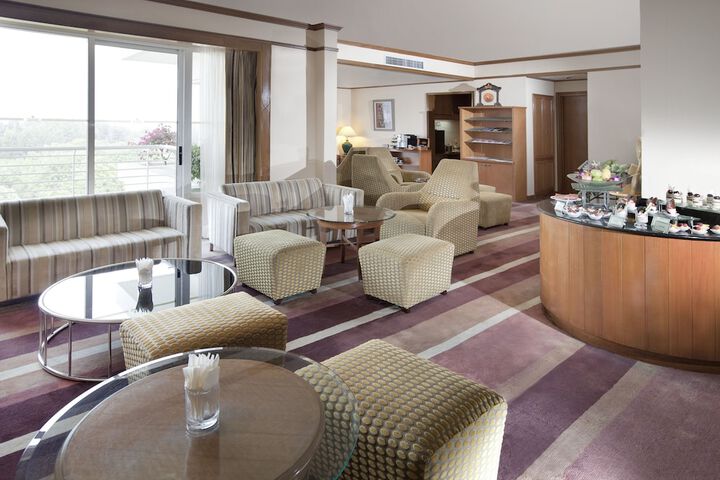 Lounge 35 of 42