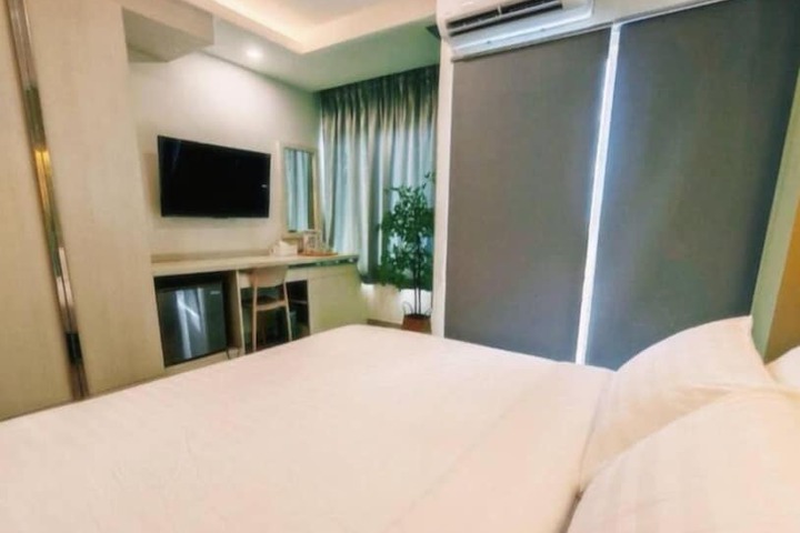 Room 6 of 13