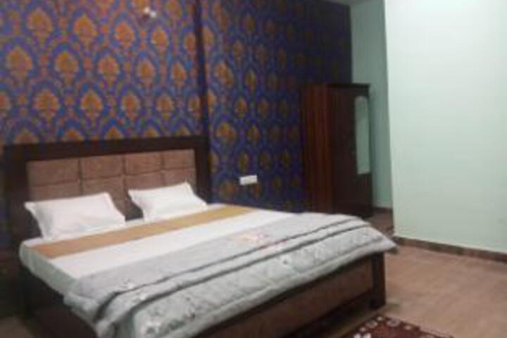 Room 14 of 18
