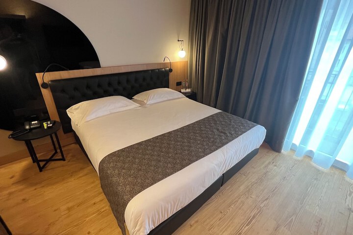 Room 36 of 233