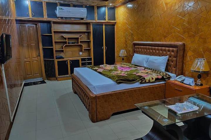 Room 4 of 10