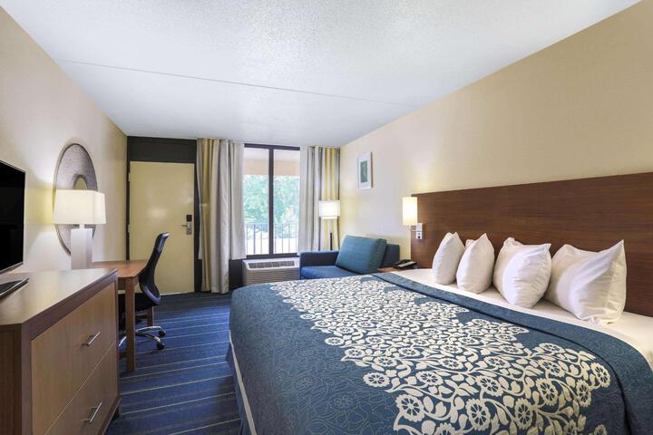 1 King Bed (4 of 8)
