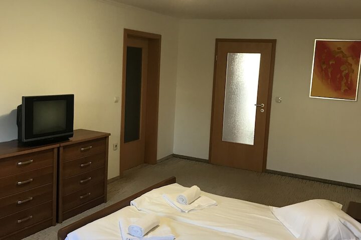 Room 6 of 12