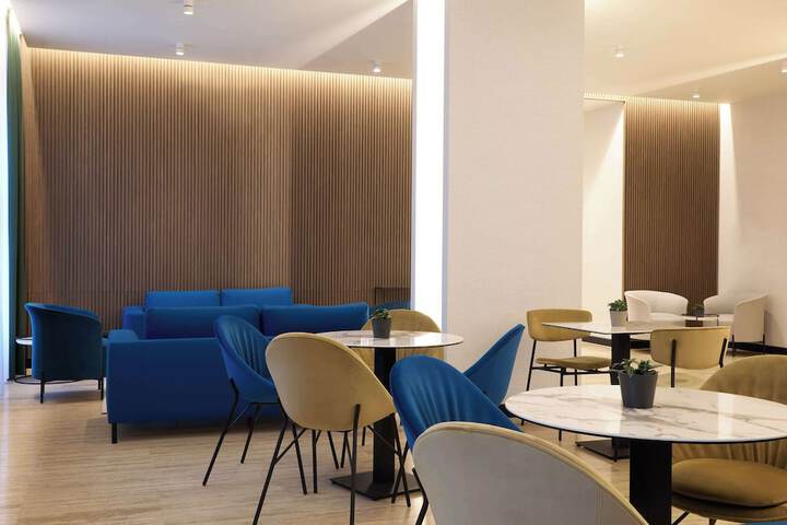 Lounge 52 of 64