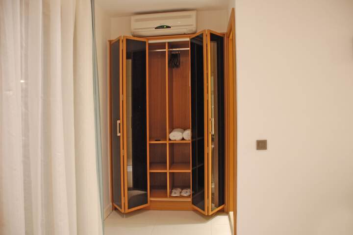 Room 6 of 28