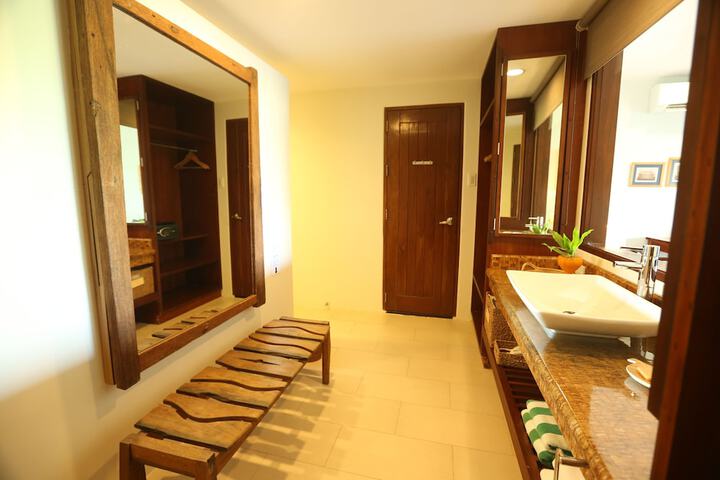 Room 27 of 108