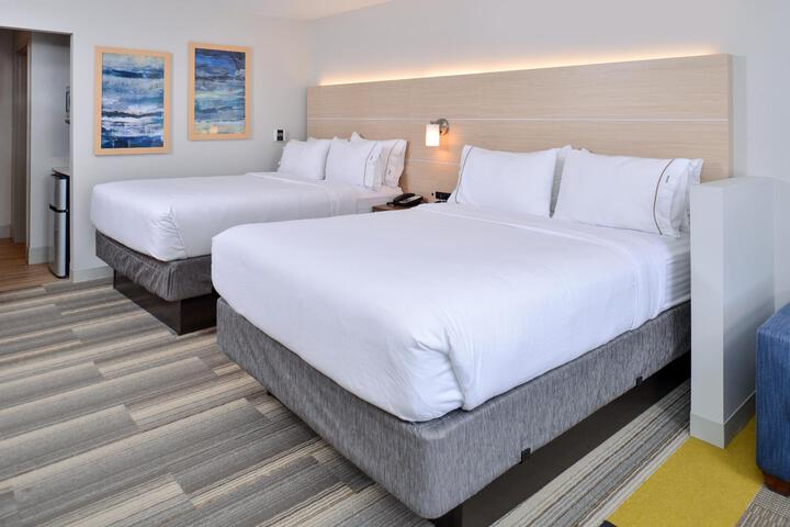 1 Queen Bed (1 of 8)
