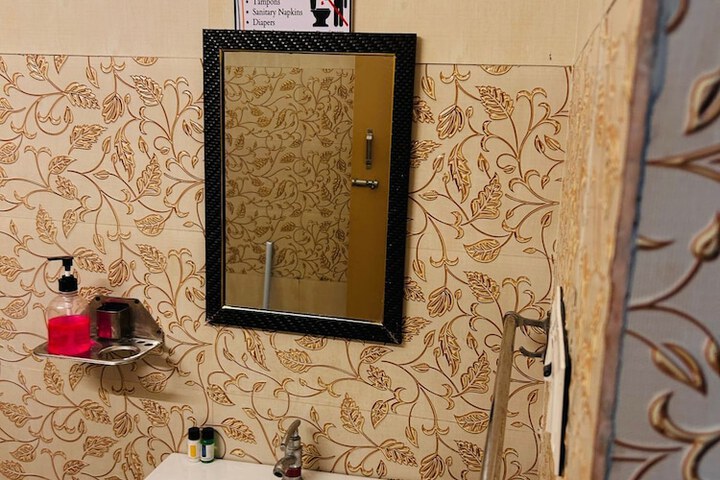 Room 21 of 77
