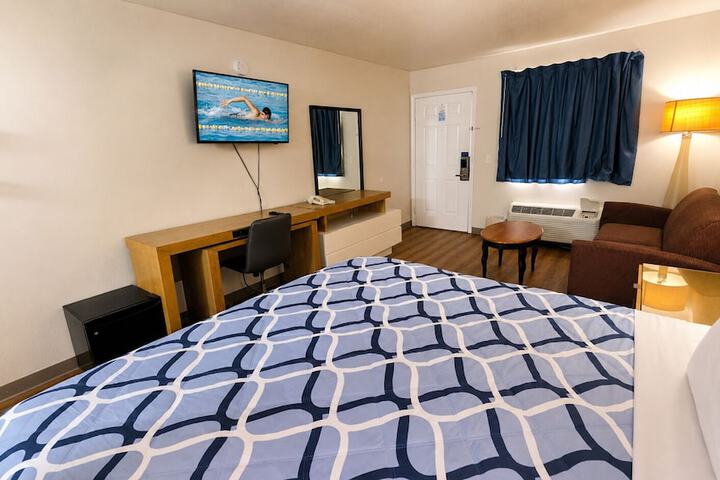 Room 8 of 10