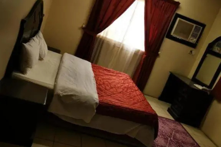 Room 6 of 10