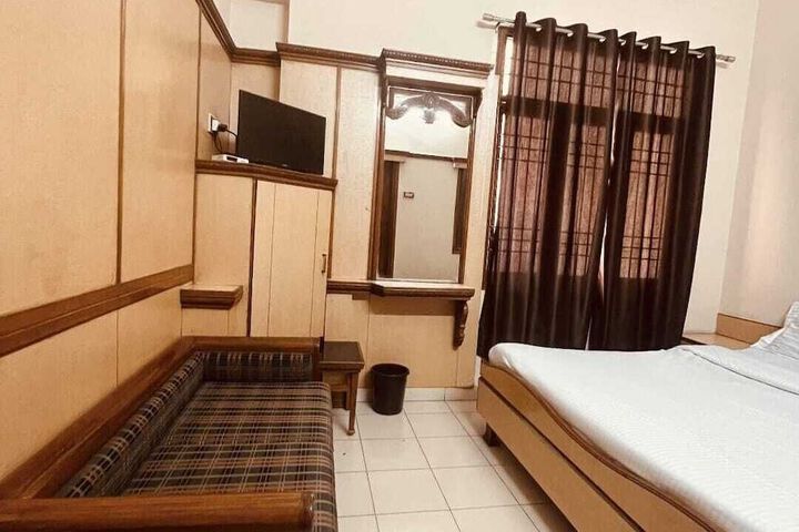 Room 13 of 36