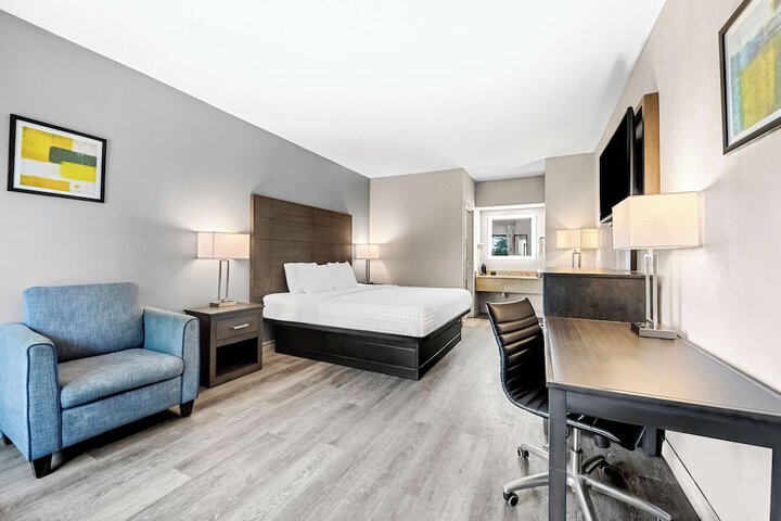 1 King Bed Pet Friendly Room, Microwave and Refrigerator WiFi Full Breakfast (1 of 4)