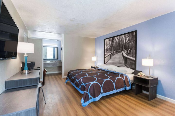 1 King Bed (4 of 6)