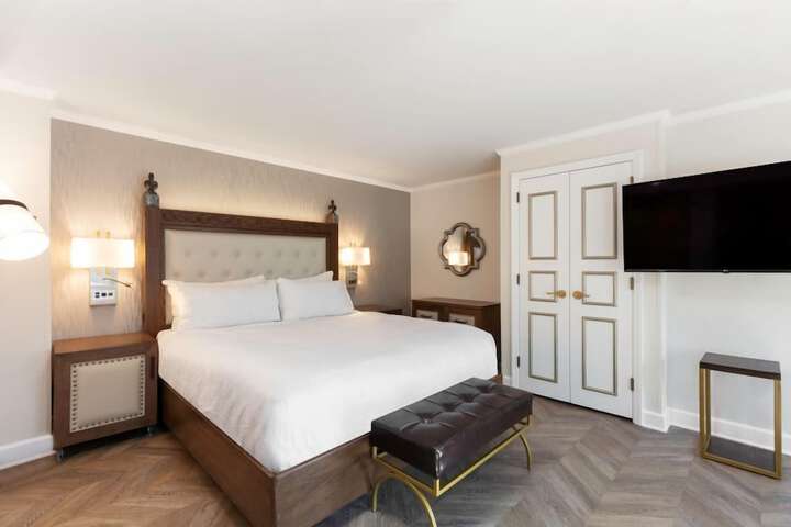 1 King Bed (8 of 26)