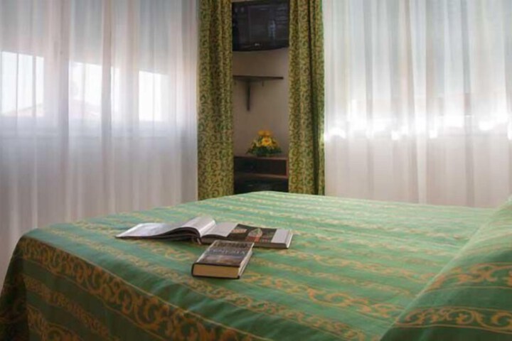 Room 7 of 33
