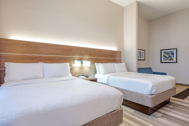 2 Queen Beds (2 of 14)