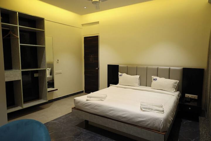 Room 6 of 13