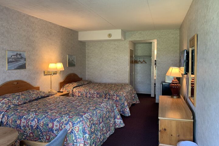 2 Queen Beds (13 of 14)
