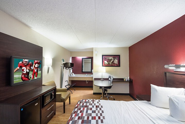 Deluxe King Bed (16 of 18)