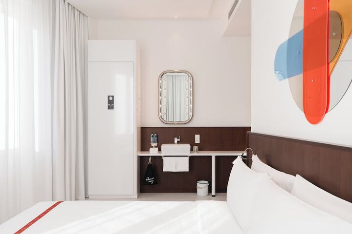 Room 28 of 60