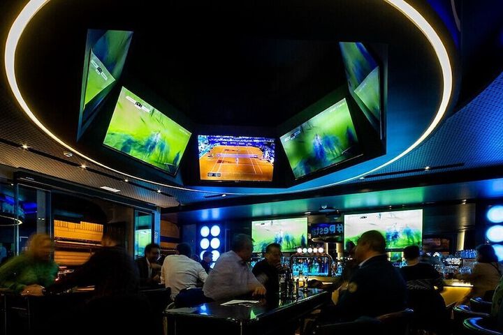 Lounge 31 of 44