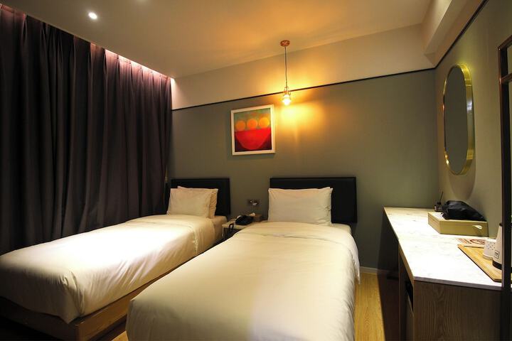 Room 17 of 60