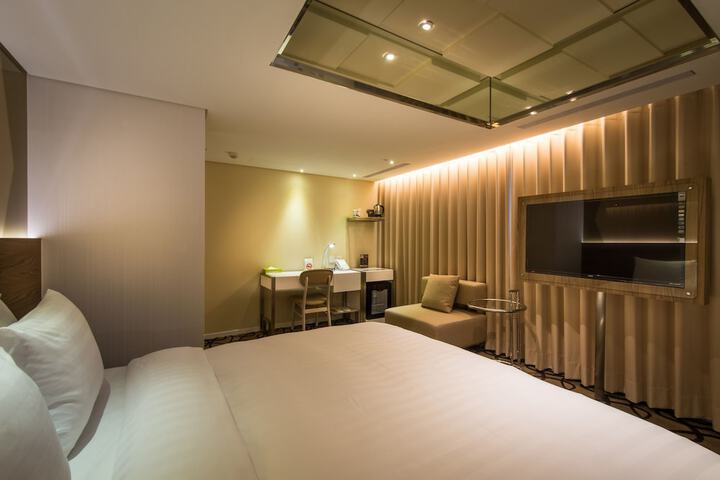 Room 120 of 171