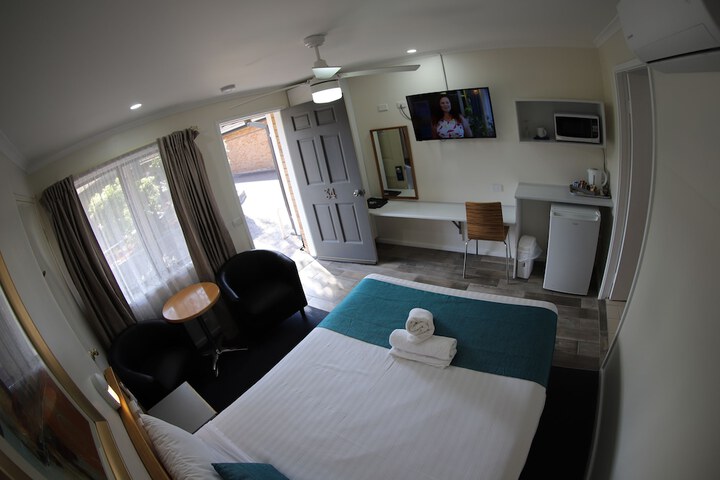 Room 4 of 121