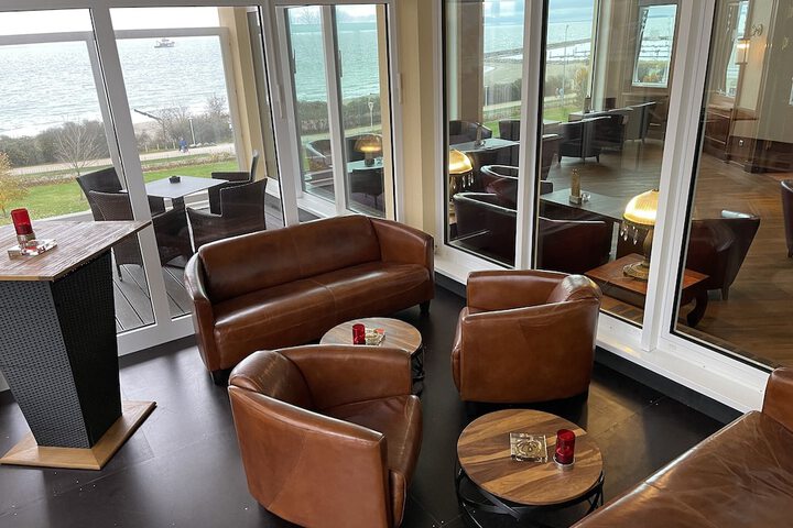 Lounge 36 of 42