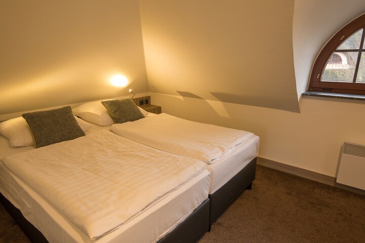 Room 7 of 83