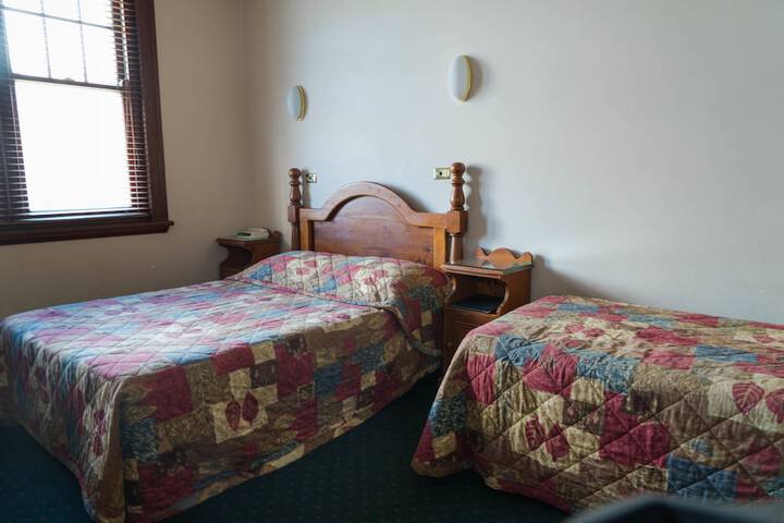 Room 6 of 28