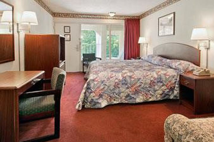Room 4 of 7