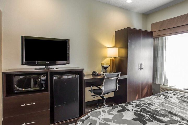 Queen Bed Accessible (8 of 12)