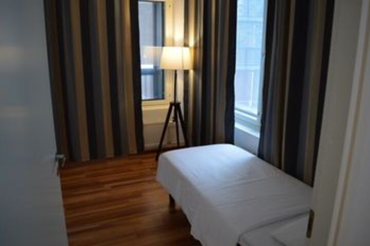 Room 4 of 7