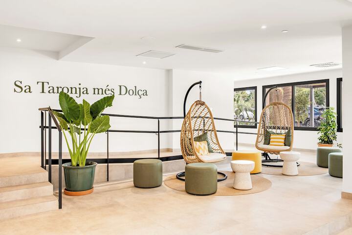 Entrance & Lobby