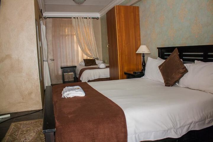 Room 10 of 12